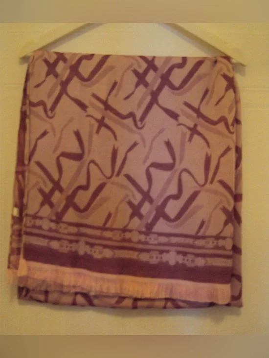 Patterned scarf with Reversible Ribbon Pattern on both sides - Picture 7 of 7